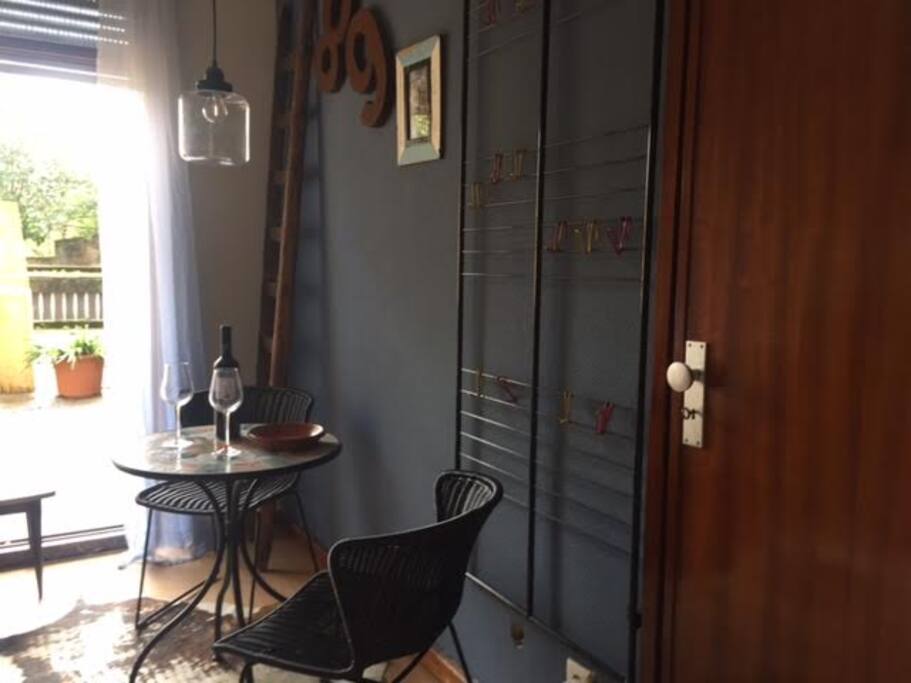 A cosy place to drink one of the nice wines of Porto