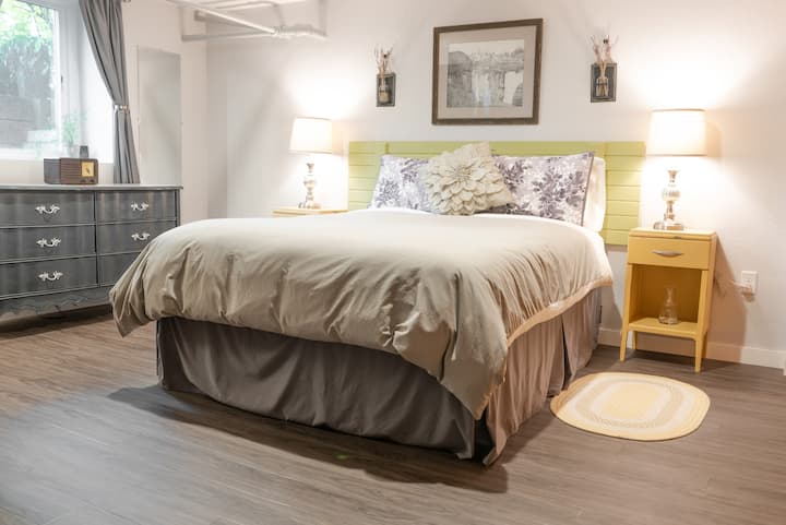 Menšia manželská posteľ a šatník pre vaše veci.