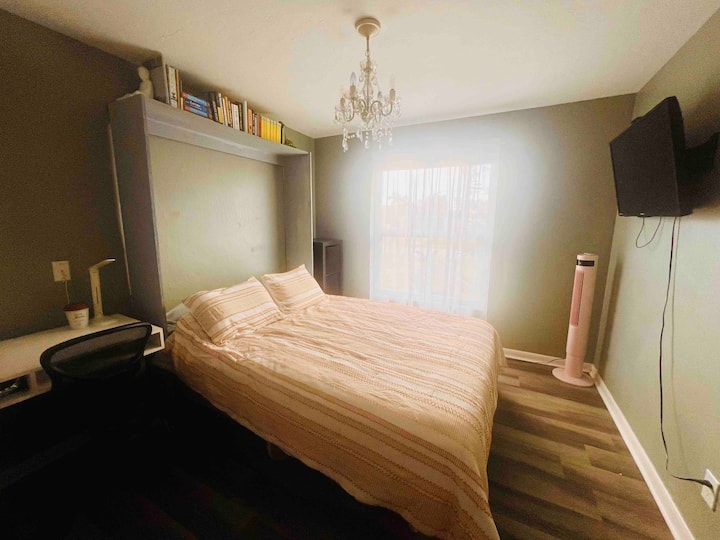 Letto matrimoniale e scrivania