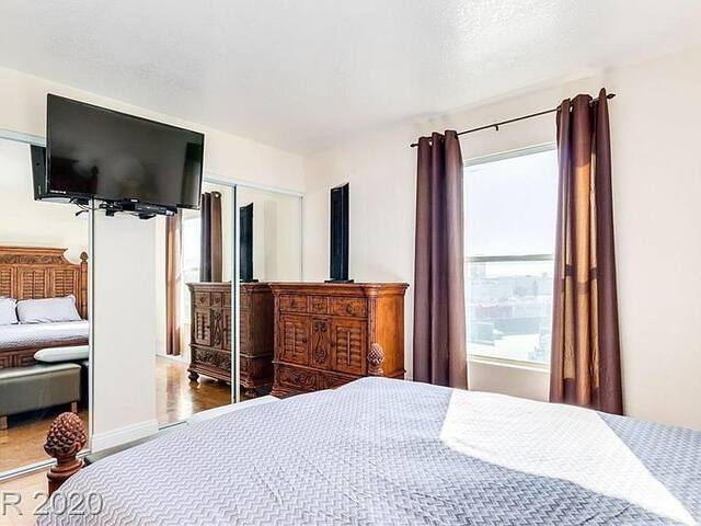 Beautiful 3 bdr,1.5 mi to Strip! gallery image 4