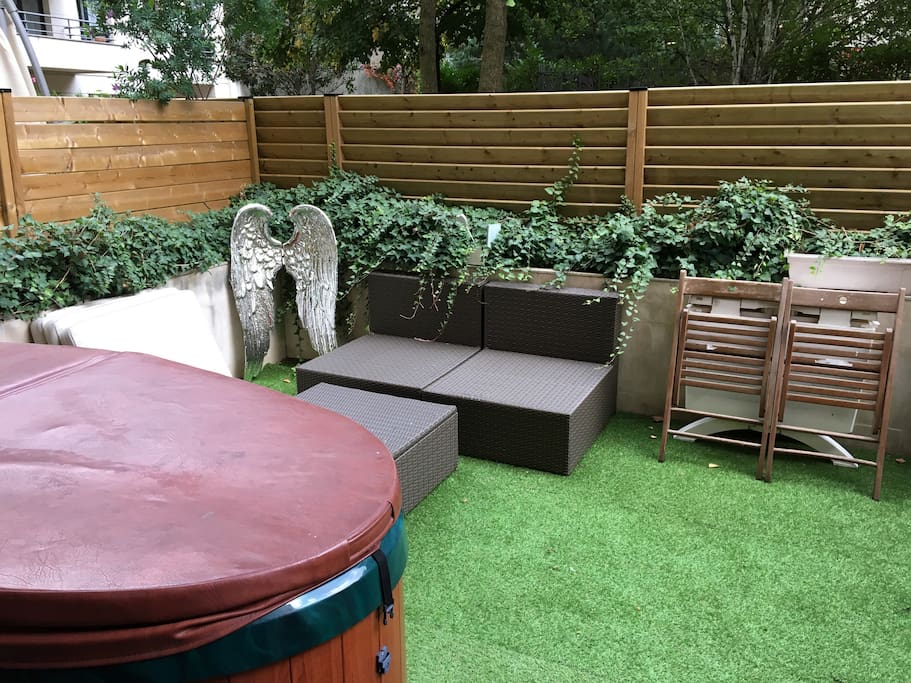 Une terrasse conviviale en Rez de jardin don't vous profitez en toute intimité