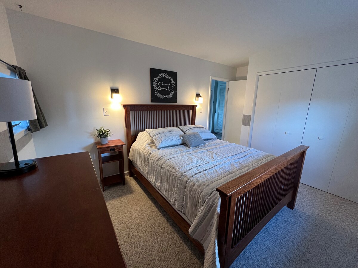 带标准双人床的后卧室 