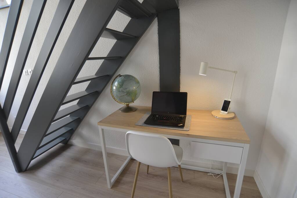 Bureau avec station chargement sans fil