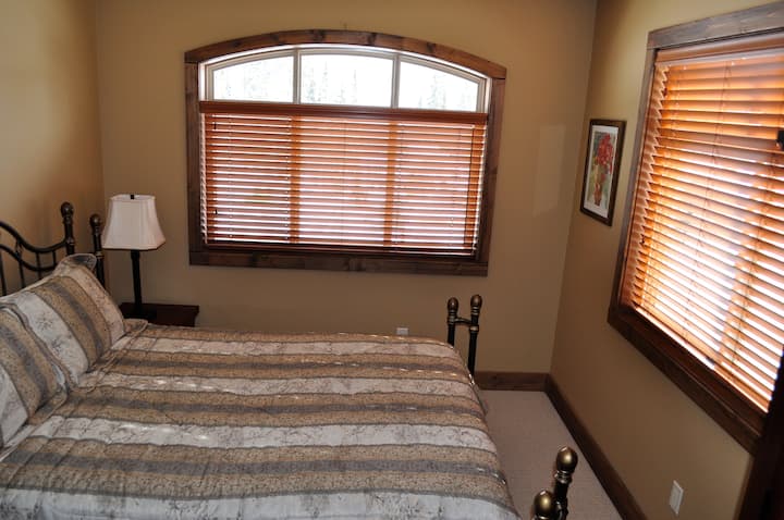 第二间明亮愉快的角落标准双人床卧室。