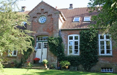 Gem of the old Eiderstedt school (11 people + garden)