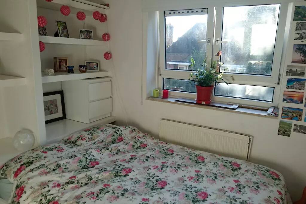 The private room is very quiet and has a lot of light, as well a comfy queen size bed, with some drawer and hanging space.
