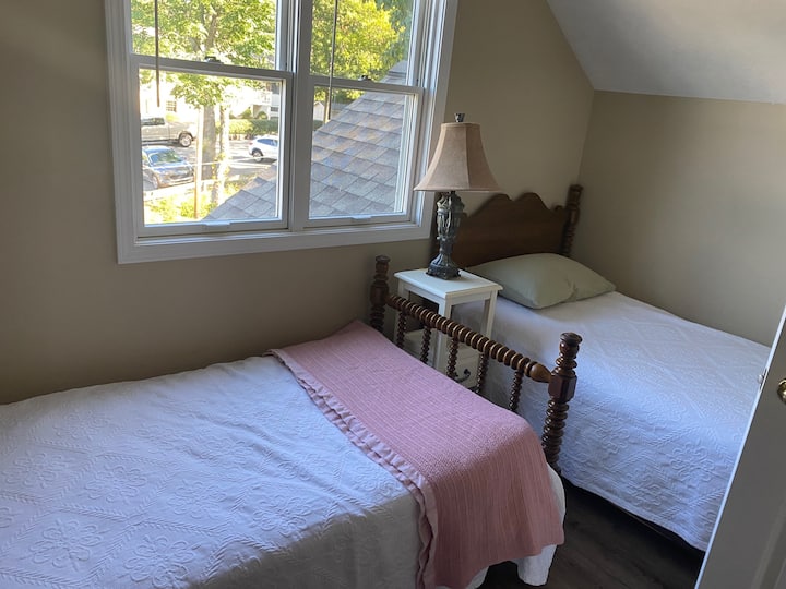 Još jedan pogled na sobu s 2 odvojena kreveta