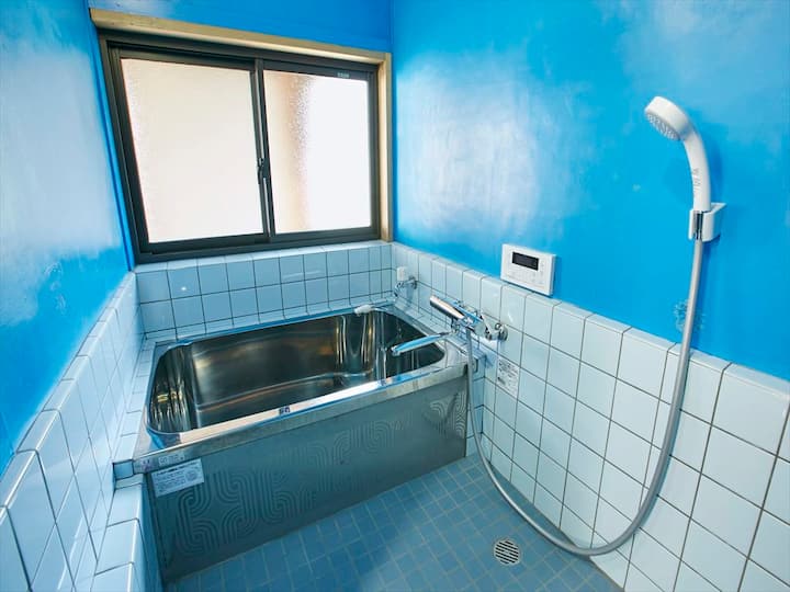 天井が低いリノベーションされたバスルーム
浴室の天井が低いので、お気をつけください。