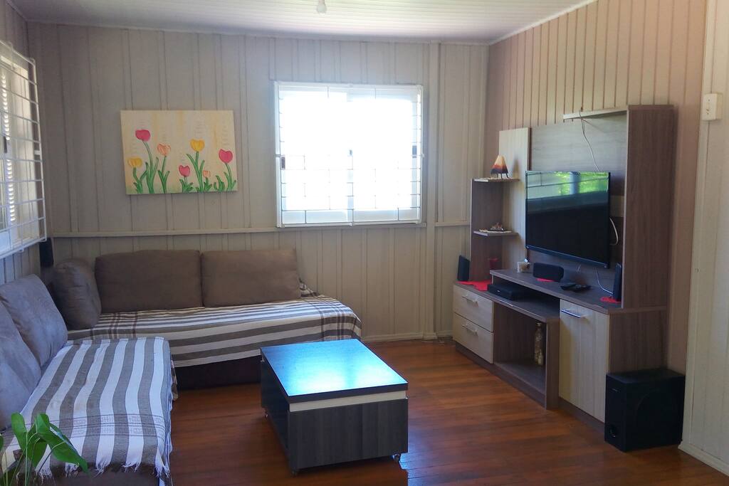 Sala bem aco chegante com sofa-cama. Bom para relaxar, vendo uma tv depois dum dia cansativo, embora gratificante, na praia