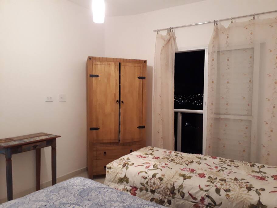 Quarto com 2 bicamas e armário.