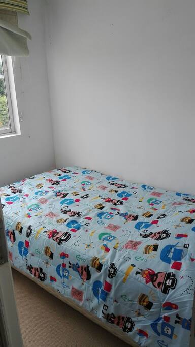 Pieza de niño con closet