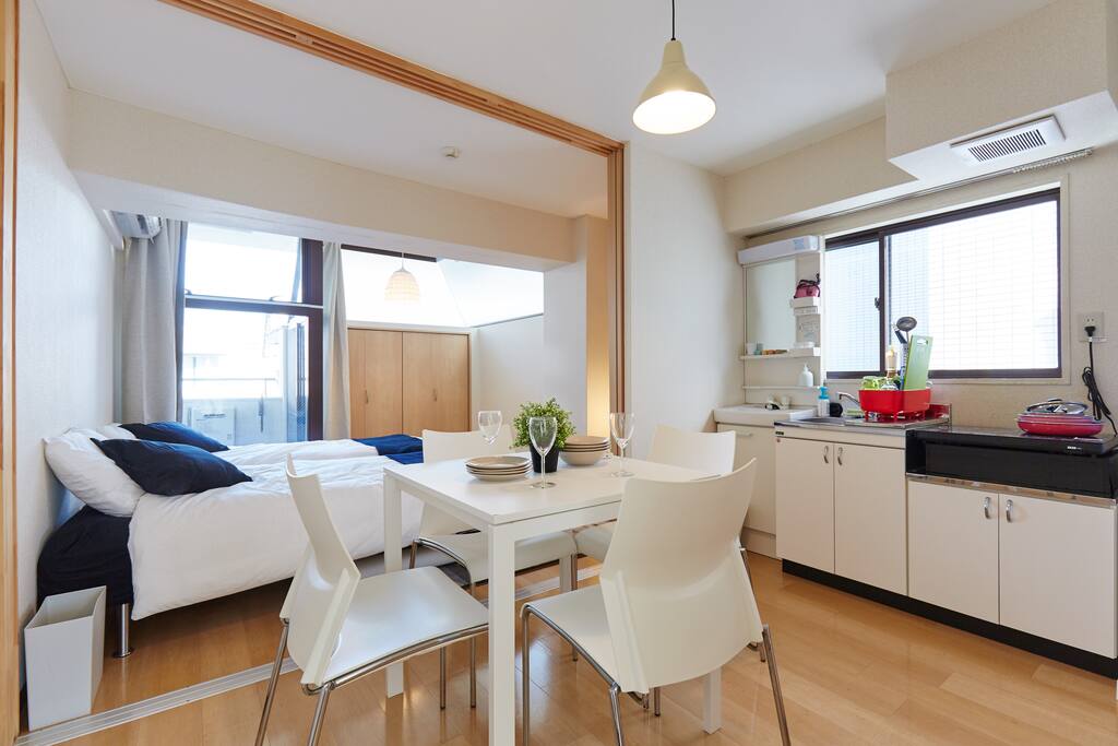 living room (客厅)
bedroom (卧室)