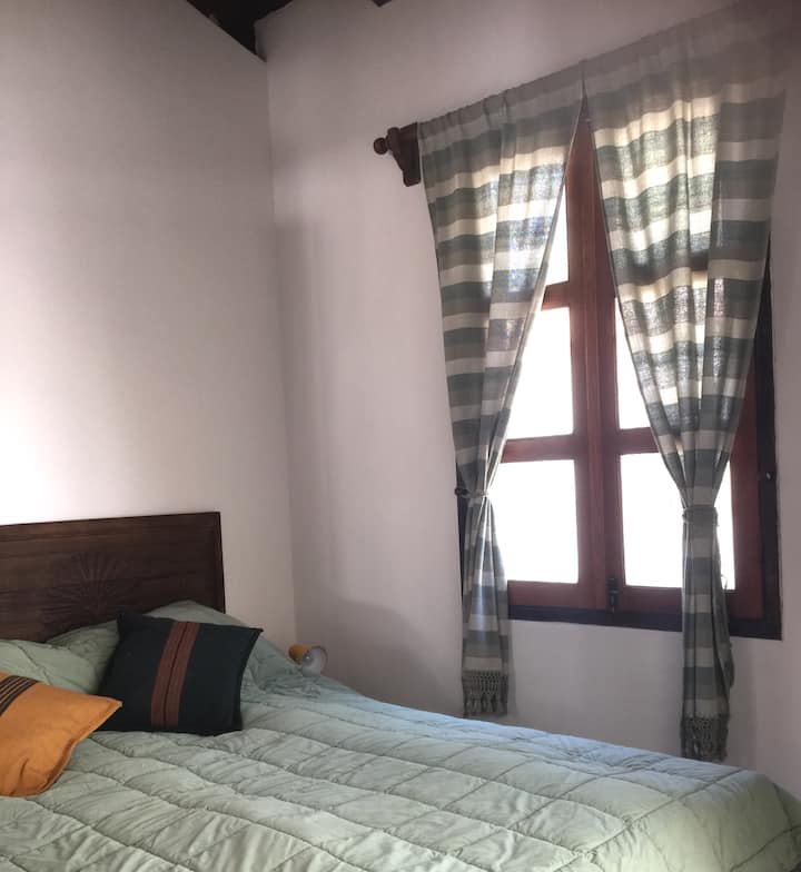 Queensize-seng i Green Bedroom med privat balkon.