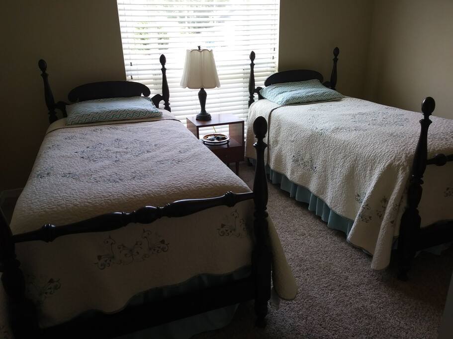 Private Bedroom 2 with 2 twin beds