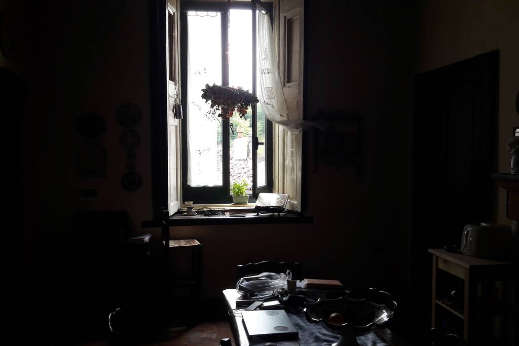 Cucina con vista sul portone di ingresso
