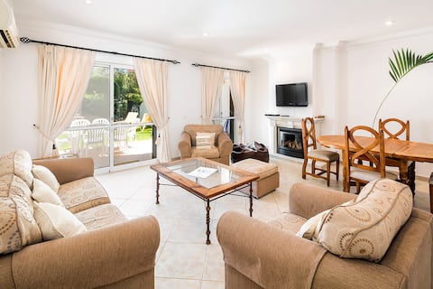 Top Airbnb: Beautiful 3 bedroom Townhouse, Quinta do Lago in Almancil