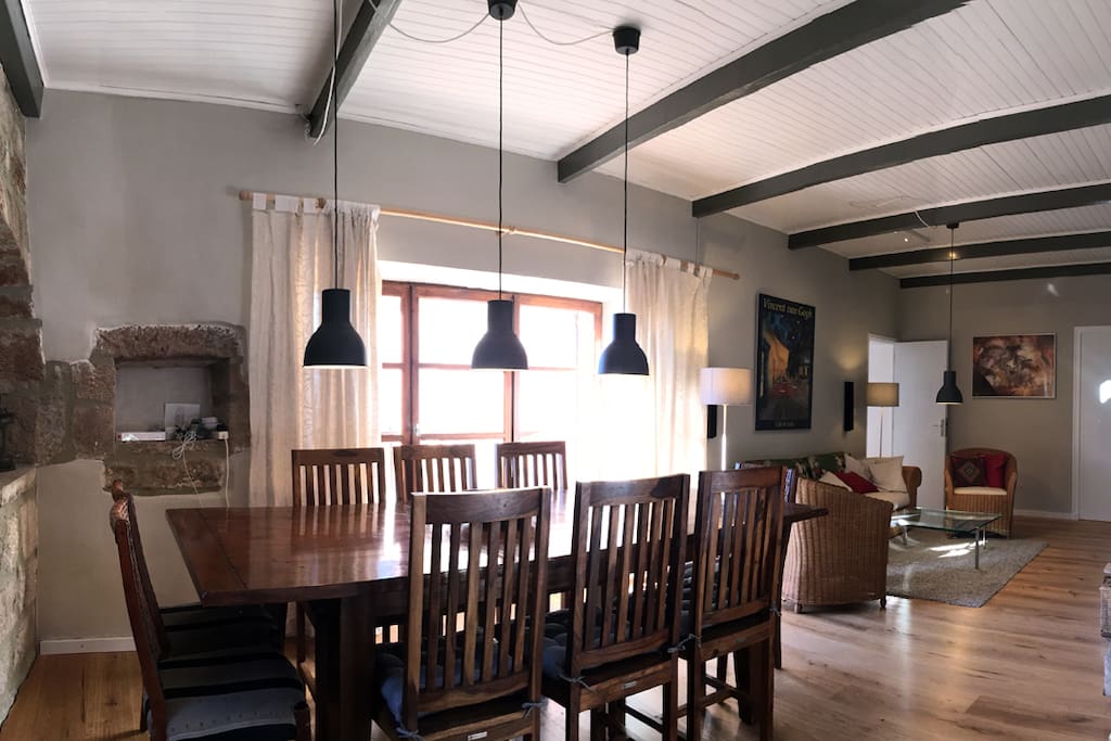 Wohnzimmer mit Esstisch und Parkett