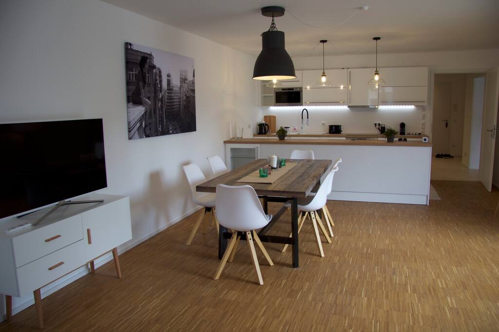 TV im Wohnzimmerbereich