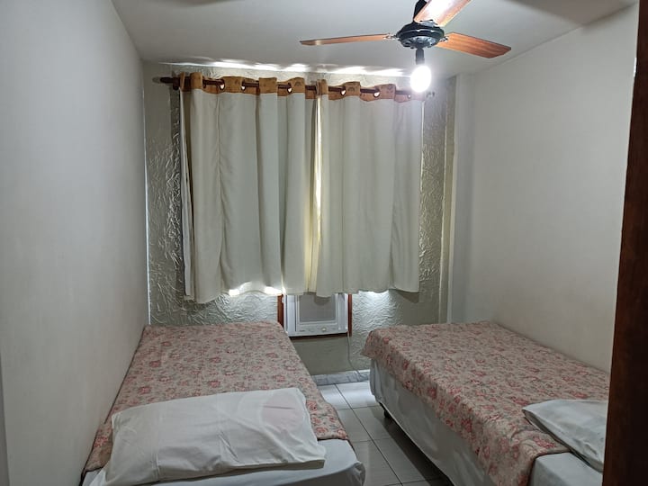 غرفة نوم أولى بسريرين أو خيار لثلاثة أسرّة ، مع مكيف هواء ومروحة سقف