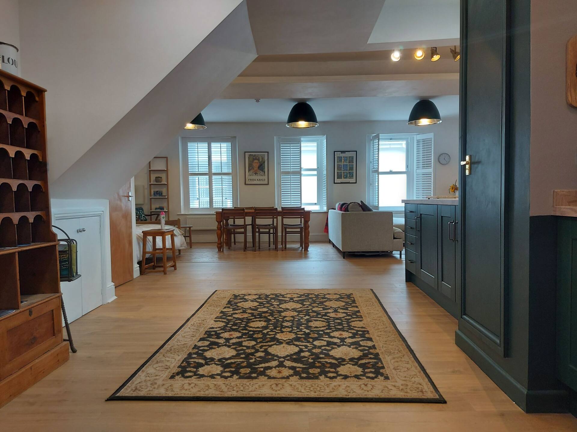 Light and airy studio apartment in Carmarthen town centre - Ty Caer.