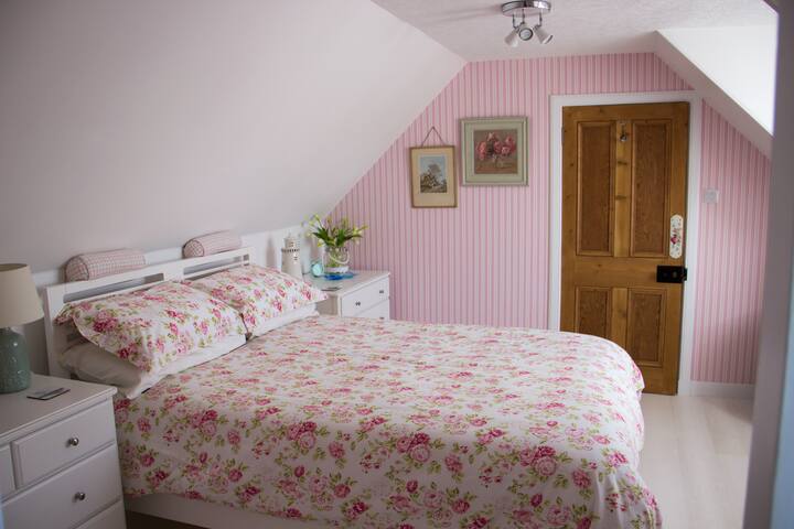 Spálňa 1. Spálňa s vlastnou kúpeľňou s manželskou posteľou veľkosti veľkosti King a stanicou na vlasy/make-up.