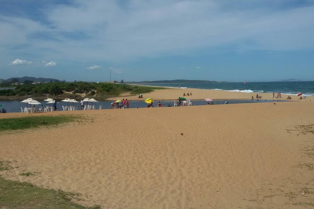 Praia de um lado e a lagoa do Iriri (antica lagoa da coca cola) do outro