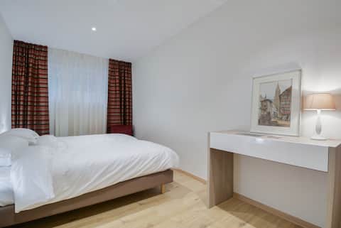 Charming 2 rooms with parking in the very center