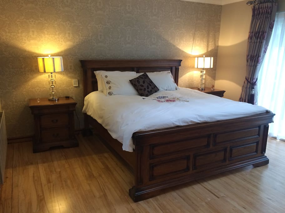 Large double bedroom, with en-suite bathroom.