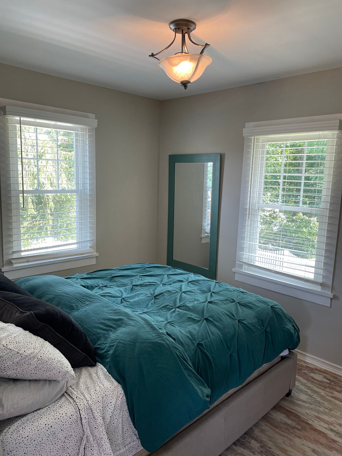 这是第二间卧室，配有一张标准双人床