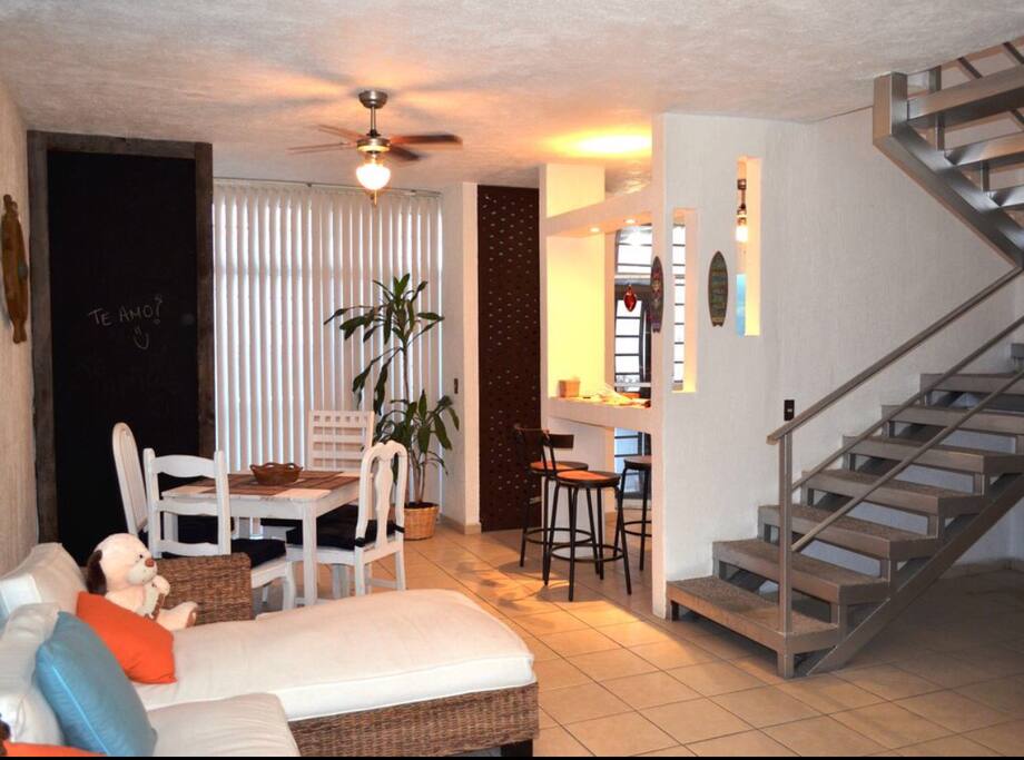 Hermosa sala-comedor con todos los servicios