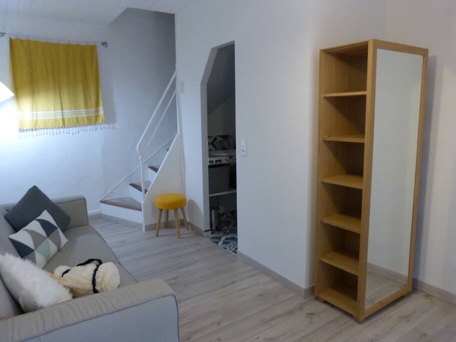 Un espace confortable entièrement refait à neuf
rangement miroir plein pied