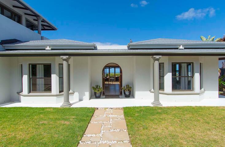 Large 6 bedroom home, ocean and mountain views. gallery image 2