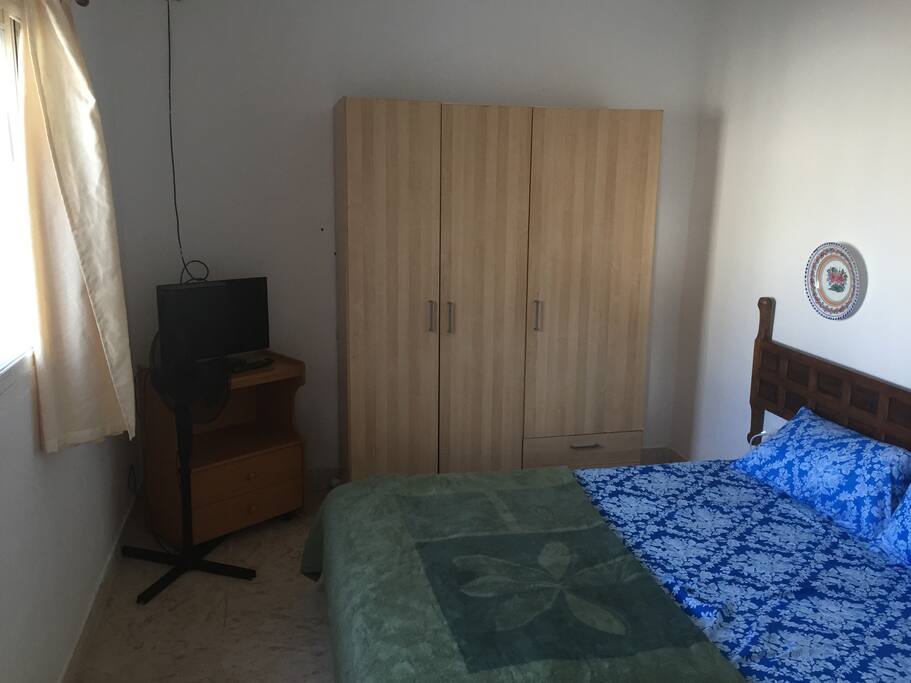 Schlafzimmer Blick mit TV