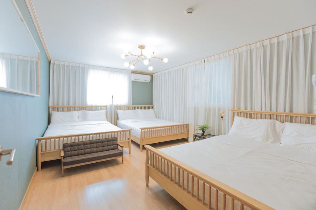 Large room : 3 queen beds