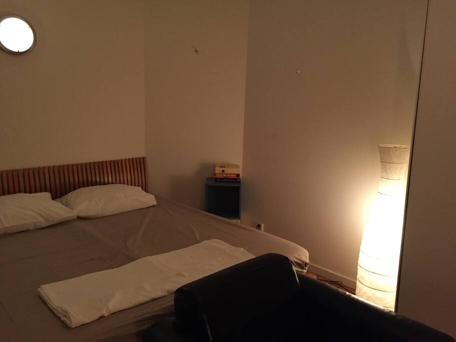 Room 03 - bed