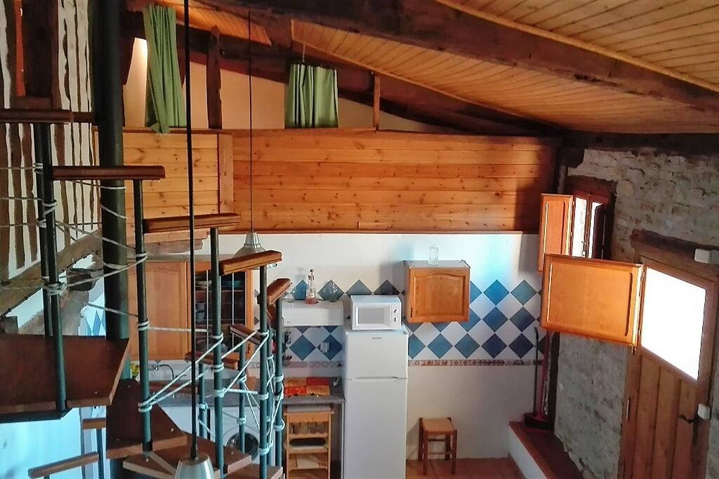 Escalera de acceso a planta superior y habitaciones abuhardilladas