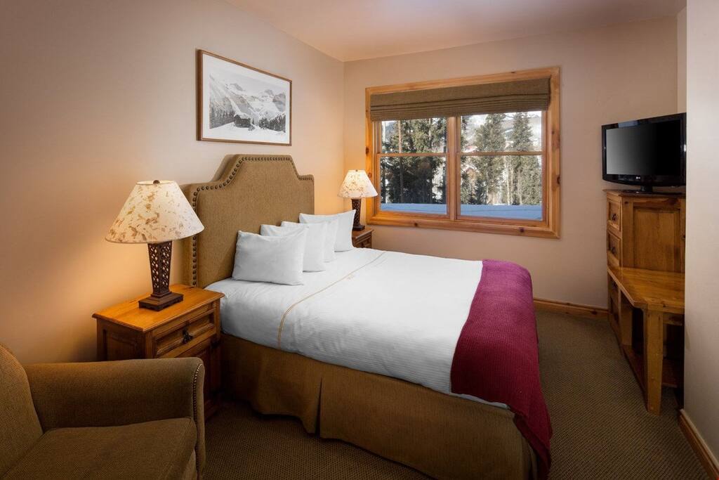 Your spacious holiday apartment may have a variety of bedding configurations including a queen bed. Photos are representative.