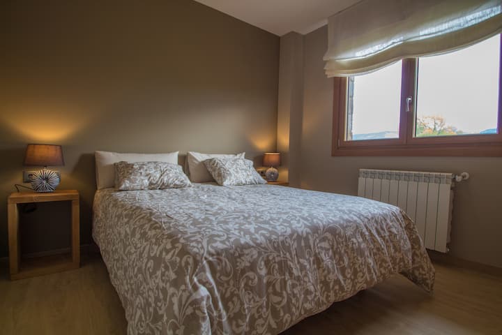 חדר זוגי n2 עם אור יום טבעי ונוף.