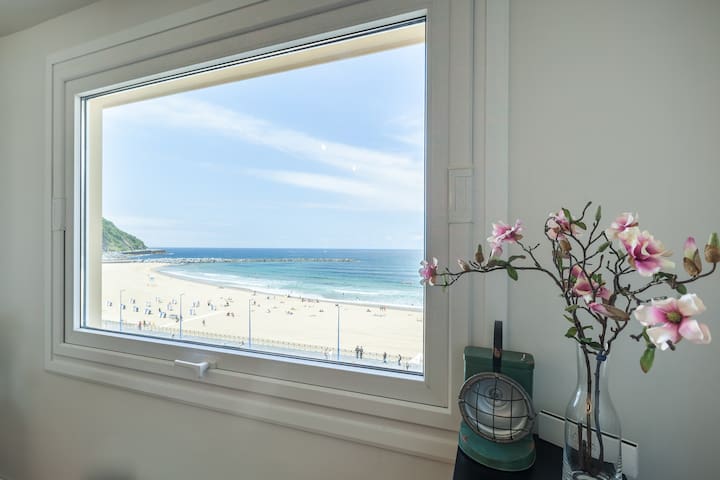 Radiant Waterfront Terrace. Zurriola Beach. gallery image 2