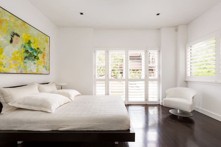 PARKSIDE PERFECTION- Luxury exec style residence gallery image 4