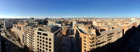 Anuncio de Airbnb popular: Centrally located penthouse with views en Centro