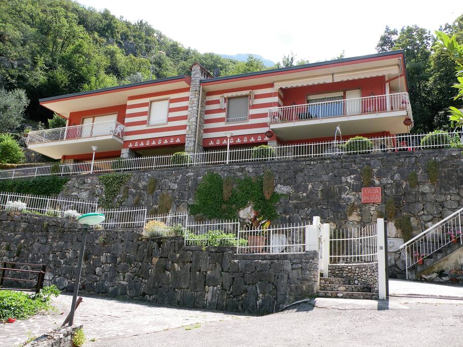 Casa Prandini a sinistra