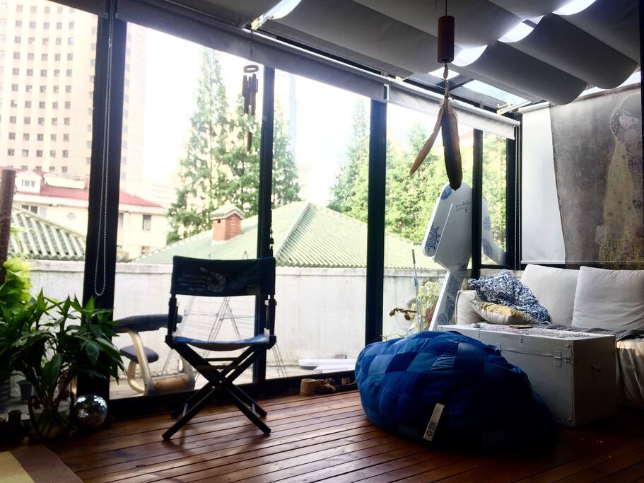 Big light terrace with balcony . You can watch movies on the curtains with projector in the evening !