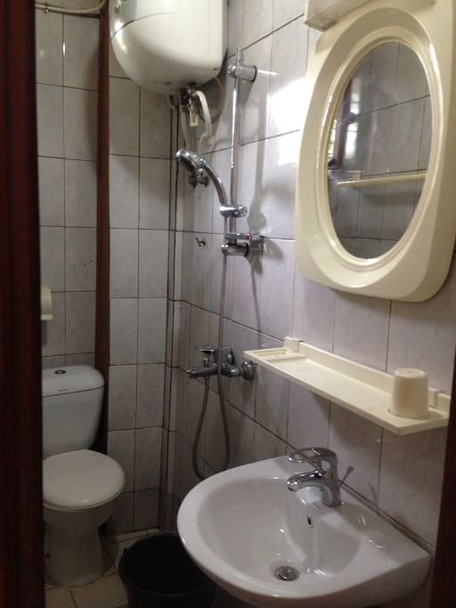 private bathroom with hot water/Douche avec chauffe-eau
