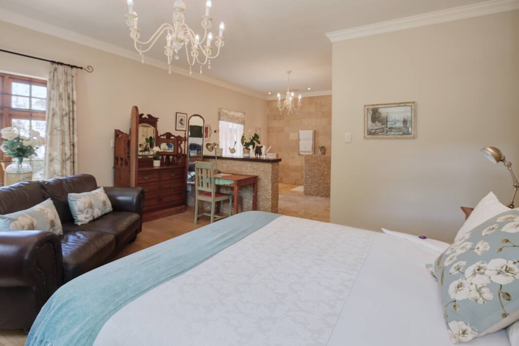 Magnolia room - Our honeymoon suite has a queen size bed with a work station and free WIFI