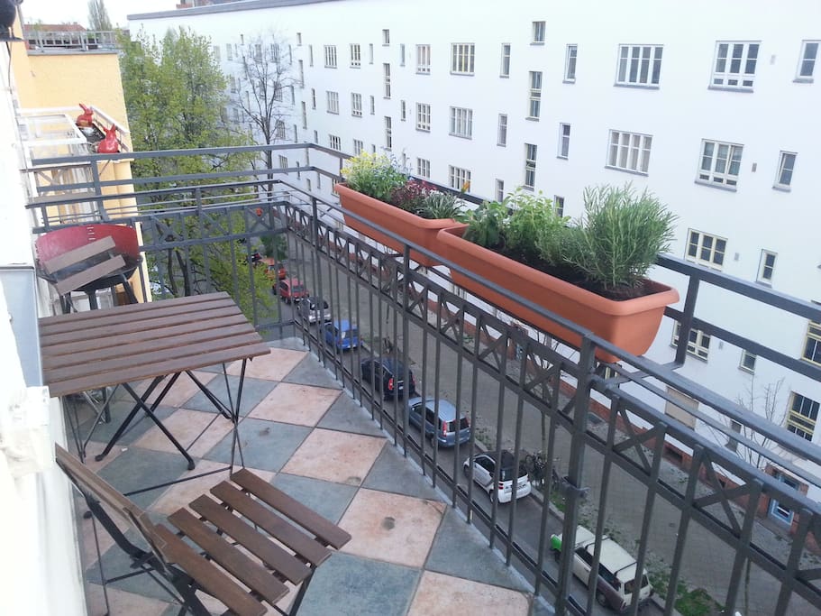 Balkon (wenn die Sonne scheint mit viel Sonne :))