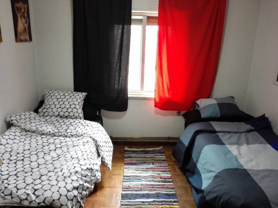 Habitación doble (se pueden juntar las camas) Habitación individual: escritorio amplio, espejo, lampara led bajo consumo inhalambrica, cama viscolastica nueva, hipoalergenica, antiacaros, doble estacional (verano/invierno), edredón nórdico, armario bajo, cerradura propia, muy luminosa y tranquila
