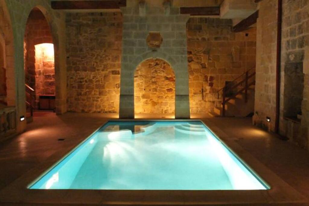 pool area wit jacuzzi
