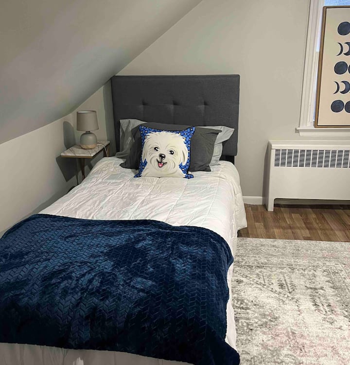 Kitanda cha watu wawili kilicho na vitanda viwili