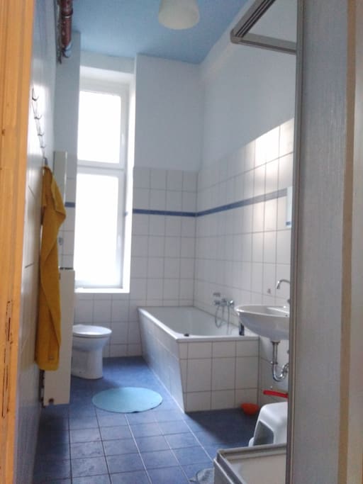 Badezimmer / bathroom with bathtub and shower (we have a second bathroom with a toilet)